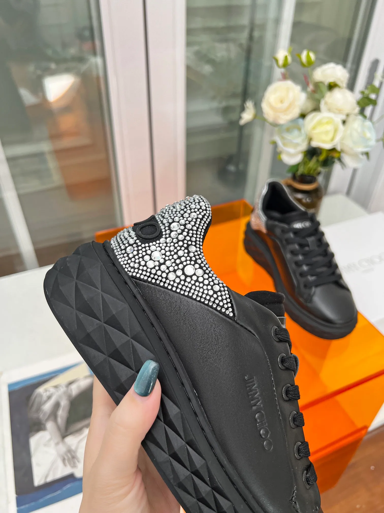 👟👟Ex-factory price 640👟👟 (hot tail diamond) Jimmy choo Jimmy Choo 2024 spring and summer Jc new Diamond New sneaker series 🔥The upper is made of original customized cowhide leather spliced with breathable Lycra embellished with Swarovski crystal diamonds to enjoy the brand's luxury and trend 💥The soles are made of brand elements to resist diamond multi-faceted cutting and have a full three-dimensional feel 🎵The soles are gradually thinner and thicker, and the design makes them more comfortable without any visual pressure 🌹A Diamond sneaker that is fashionable, comfortable, versatile and luxurious is worth owning🧚‍♀️ Fabric: Original imported top layer 🐂 cowhide Lining: Original Lycra breathable lining Feet: Original injection molded 🐑 Sheepskin Outsole: Original glass glue combined sole Size: 34-41 (customized size 34.41 is non-refundable)